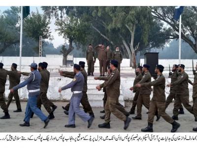  آر آئی انسپکٹر راجہ نصیر نے پریڈ کی سلامی لینے کے بعد پریڈ کا معائنہ کر رہے ہیں 