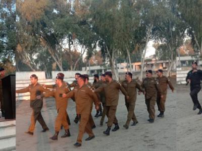 اٹک پولیس کے دستے سلامی کے چبوترے کے سامنے سےڈی ایس پی حضرو اسلم ڈوگر کو سلامی دیتےہوئے