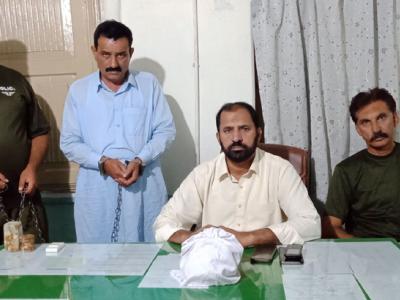 منشیات فروش تھانہ انجراء پولیس کی حراست میں، ایس ایچ او غلام حسن تفصیلات بتا رہے ہیں