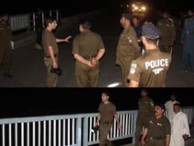 جنڈ، ڈی پی او اٹک سید شہزاد ندیم بخاری یو سی مکھڈ کے علاہ کانی کے مقام پر کالا باغ اور اٹک کو ملانے والے پل پر سکیورٹی انتظامات کا جائزہ لے رہے ہیں 