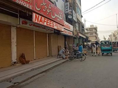تاجروں کی طرف سے ملک گیر ہڑتال کے سلسلے میں اٹک شہر میں بھی دکانیں بند پڑی ہیں 