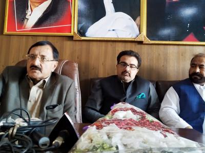 ایم این اے و سابق ضلع ناظم میجر ساہر صادق میڈیا سے گفتگو کر رہے ہیں، سابق امیدوار صوبائی اسمبلی قاضی احمد اکبر بھی ہمراہ ہیں 