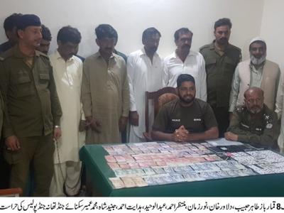 جنڈ، ایس ایچ او نیاز احمد قمار بازی کے اڈے پر چھاپے کی تفصیلات میڈیا کو بتا رہے ہیں 