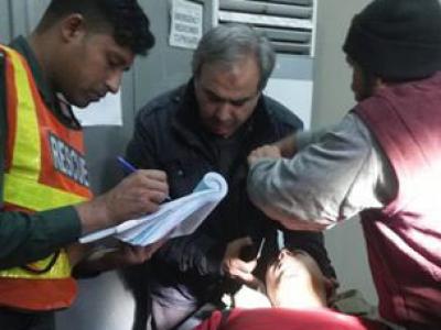 گوندل سٹاپ کے قریب کار کی درخت کو ٹکر ،ایک شخص زخمی 