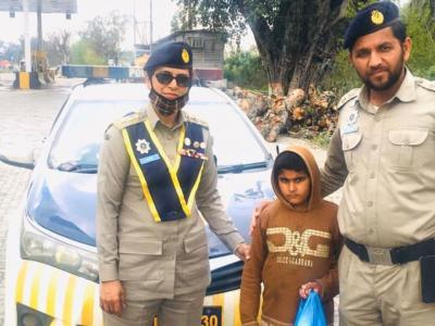 موٹروے پولیس نےلاوارث بچہ والدین سے ملوا دیا