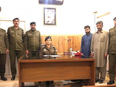 کیری وین چوری کرنے والے ملزمان  پولیس کی حراست میں 