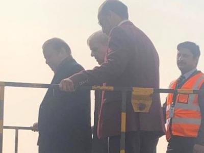 میاں نواز شریف بیرون ملک علاج کیلئےطیارے میں سوار ہو رہے ہیں 
