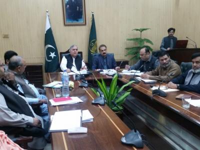 صوبائی وزیر ریونیو کرنل (ر) ملک محمد انور اور ڈپٹی کمشنر اٹک عشرت اللہ خان نیازی ڈی سی آفس میں اجلاس کی صدارت کر رہے ہیں