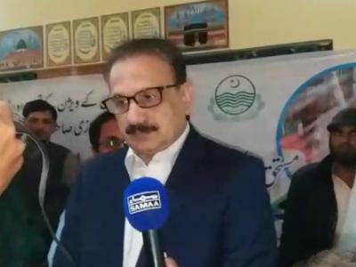 ڈپٹی کمشنر اٹک عشرت اللہ خان نیازی اسفندیار بخاری ڈسٹر کٹ ہسپتال میں پناہ گا ہ کے افتتاح کے موقع پر میڈیا سے گفتگو کر رہے ہیں 